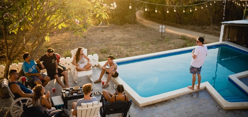 amigos en la piscina de casa (España)