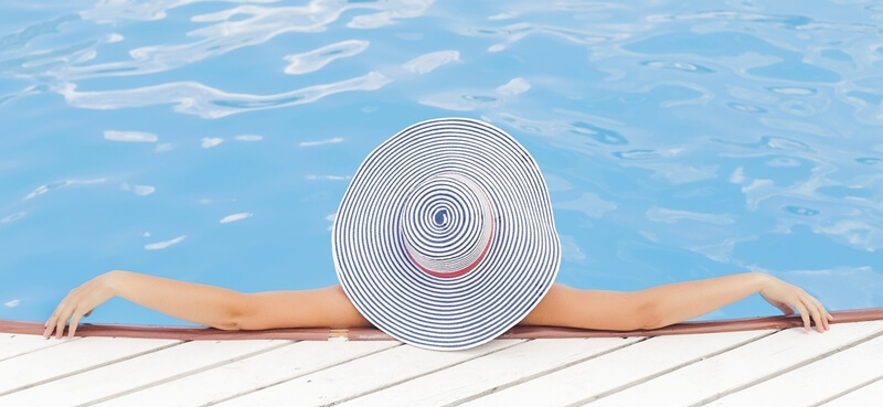 mujer-en-piscina-casa